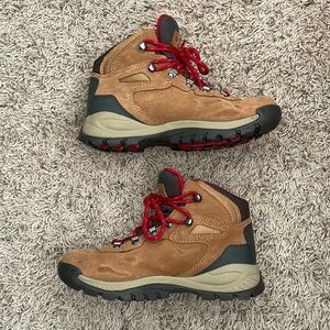 Columbia Newton Ridge hiking boots